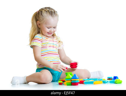 Bambino ragazza con blocchi giocattolo isolato Foto Stock