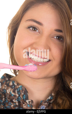 Bella giovane donna sorridente spazzolatura dei denti Foto Stock