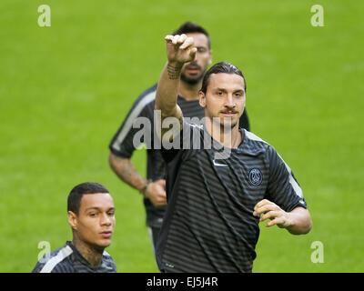 Zlatan Ibrahimovic treni con il suo Paris Saint Germain compagni di squadra presso l'ArenA di Amsterdam prima della UEFA Champions League contro l'Ajax con: Zlatan Ibrahimovic dove: Amsterdam, Paesi Bassi Quando: 16 Set 2014 Foto Stock