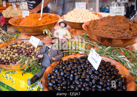 Una varietà di olive viene offerto a un mercato in stallo a Beaune Francia Europa Foto Stock