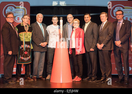 Toronto, può., 16 Mar 2015 - Ontario Premier Kathleen Wynne, Toronto Mayor John Tory, e una collezione di dignitari, si sono riuniti presso l'Ontario Science Center a Toronto per lanciare la torcia relè per il 2015 Pan Am/Para Pan giochi. Foto Stock