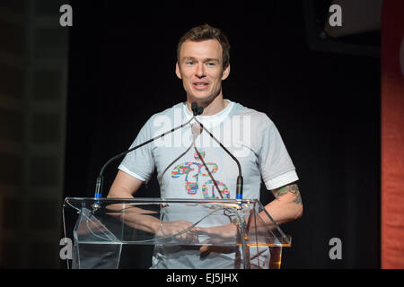 Toronto, può., 16 Mar 2015 - Canadese Olympian Simon Whitfield è stato tra i presentatori. Premier dell Ontario Kathleen Wynne, Toronto Mayor John Tory, e una collezione di dignitari, si sono riuniti presso l'Ontario Science Center a Toronto per lanciare la torcia relè per il 2015 Pan Am/Para Pan giochi. Foto Stock