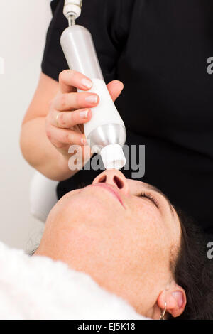 Donna riceve trattamenti viso alla clinica di bellezza Foto Stock