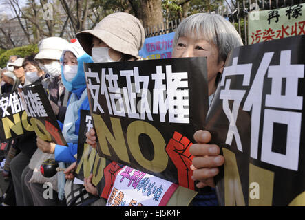 Tokyo, Giappone. 22 Mar, 2015. Le persone che frequentano una dimostrazione contro il primo ministro giapponese Shinzo Abe in Tokyo, Giappone, 22 marzo 2015. © Stringer/Xinhua/Alamy Live News Foto Stock