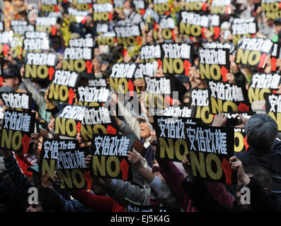 Tokyo, Giappone. 22 Mar, 2015. Persone tengono cartelloni durante una dimostrazione contro il primo ministro giapponese Shinzo Abe in Tokyo, Giappone, 22 marzo 2015. © Stringer/Xinhua/Alamy Live News Foto Stock