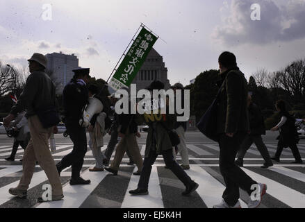 Tokyo, Giappone. 22 Mar, 2015. La gente a piedi per assistere a una dimostrazione contro il primo ministro giapponese Shinzo Abe in Tokyo, Giappone, 22 marzo 2015. © Stringer/Xinhua/Alamy Live News Foto Stock