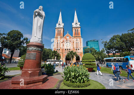 Regina Pacis, statua in granito di Nostra Signora della Pace di fronte alla cattedrale di Notre Dame, Basilica di Saigon, District 1, Ho Chi Minh City, Vietnam. Foto Stock