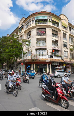 Il traffico intenso su Dong Khoi street. District 1, Ho Chi Minh City, Vietnam. Foto Stock