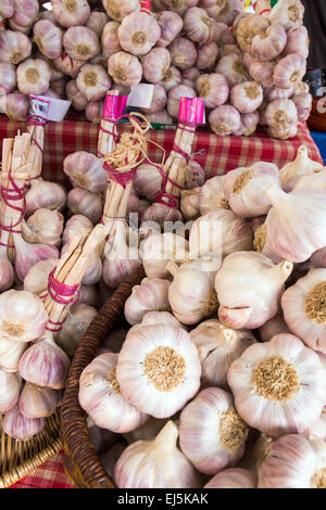 Aglio fresco nel cesto di vimini visualizzare al mercato agricolo di stallo vegetale Closeup, Francia, Europa Foto Stock