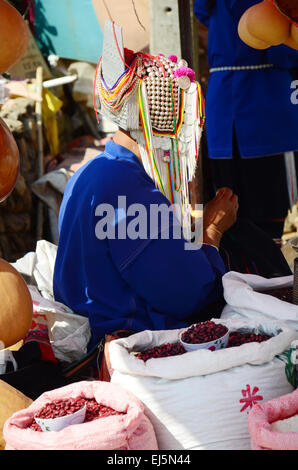 Tribù Akha vendendo i prodotti indigeni a Colle di Doi Mae Salong (Montagna) il 22 febbraio 2015 in Chiang Rai, Thailandia. Foto Stock