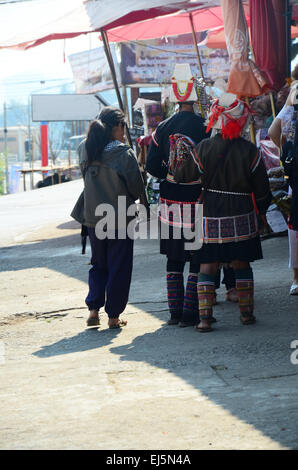 Tribù Akha vendendo i prodotti indigeni a Colle di Doi Mae Salong (Montagna) il 22 febbraio 2015 in Chiang Rai, Thailandia. Foto Stock