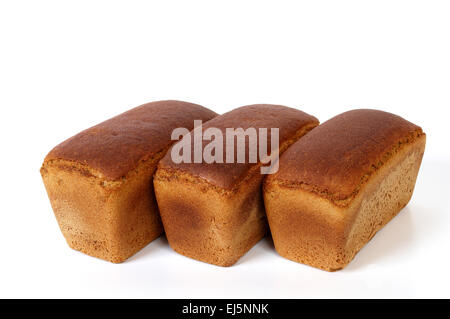 Tre pagnotte di pane di segale isolato su bianco Foto Stock
