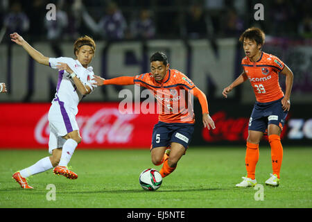 (L a R) Yoshiaki Komai (Sanga), Carlinhos, Jin Izumisawa (Ardija), 21 marzo 2015 - Calcio /Soccer : 2015 J2 League match tra Omiya Ardija 2-1 Kyoto Sanga a Nack5 Stadium Omiya, Saitama, Giappone. (Foto di YUTAKA/AFLO SPORT) [1040] Foto Stock