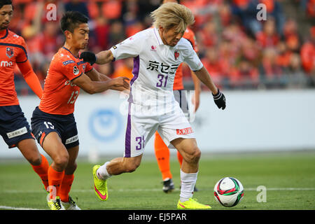 (L a R) Daisuke Watabe (Ardija), Masashi Oguro (Sanga), 21 marzo 2015 - Calcio /Soccer : 2015 J2 League match tra Omiya Ardija 2-1 Kyoto Sanga a Nack5 Stadium Omiya, Saitama, Giappone. (Foto di YUTAKA/AFLO SPORT) [1040] Foto Stock