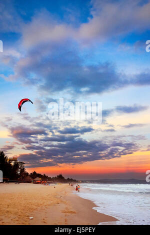 Tramonto colorato a Mui NE Beach. MUI NE, Provincia di Binh Thuan, Vietnam. Foto Stock