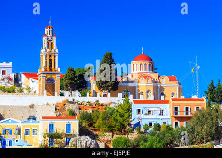 Gli edifici colorati e Chiesa su una bella giornata d'estate a Symi città grecia Europa Foto Stock