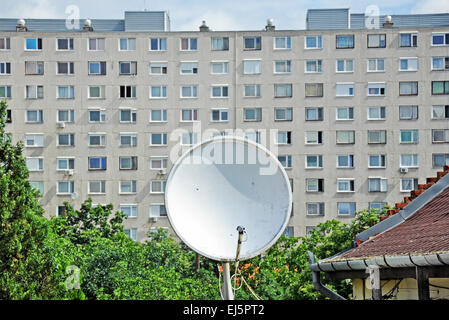 Parabola satellitare nella parte anteriore di un alto edificio di appartamenti Foto Stock
