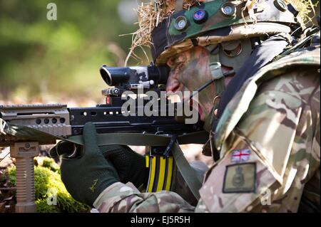 Un British cadet dell'accademia militare reale Sandhurst grida di colleghi cadetti durante la valutazione finale e la convalida della formazione al Grafenwoehr Area Formazione multinazionale comune centro Readiness Marzo 18, 2015 in Hohenfels, Germania. Foto Stock