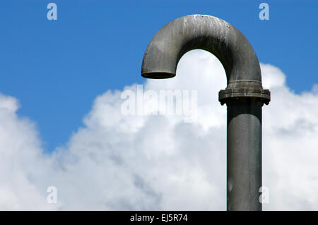 Ambiente immagine di una tubazione industriale contro un cielo blu Foto Stock