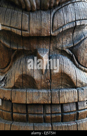 Dettaglio di una faccia di un Hawaiian Totem Pole Foto Stock