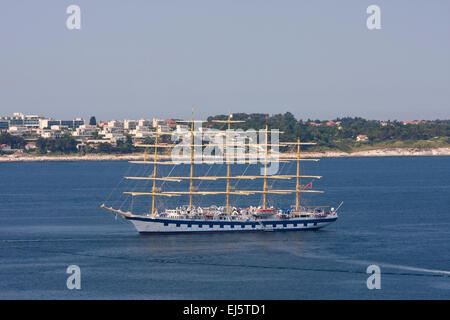 Nave a vela nel Golfo di Trieste sulla costa slovena a Portorose, Istria, Slovenia, Europa Foto Stock