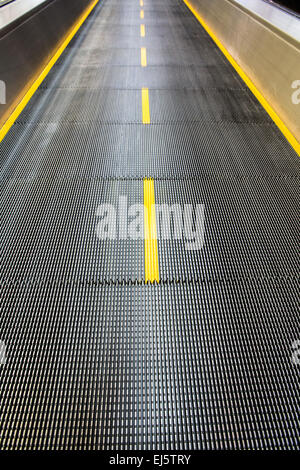 Aeroporto di marciapiede in movimento anche tapis roulants, walkalator movator e. Foto Stock