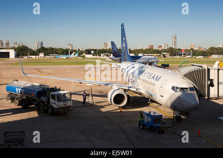 Argentina Buenos Aires Aeroparque, Aerolinas Argentinas Boeing 737 in livrea Skyteam Foto Stock