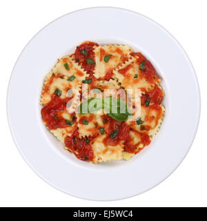 La pasta italiana I Ravioli con salsa di pomodoro Farina tagliatelle con basilico su una piastra isolata su uno sfondo bianco Foto Stock