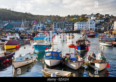 Piccole barche da pesca nel porto storico di Mevagissey Cornwall Inghilterra UK Europa Foto Stock