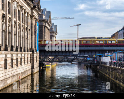 Fiume Sprea, l'Isola dei Musei e il treno dei pendolari si è fermato sul ponte ferroviario, nel quartiere Mitte di Berlino, Germania Foto Stock