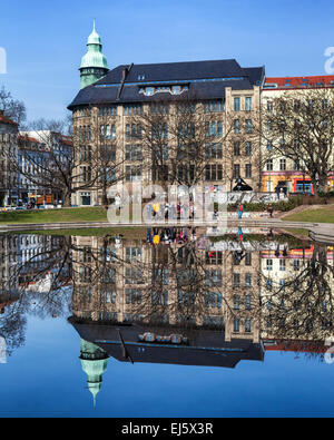 Ex department store Jandorf e riflessione nel laghetto del parco pubblico, il Volkspark am Weinberg, Cnr Vetranenstrasse, Mitte di Berlino Foto Stock