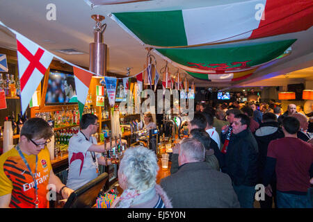 Rugby folla ventola / ventole a affollato bar occupato - il George Pub / public house. Twickenham UK; popolare sui giorni di partita. Foto Stock