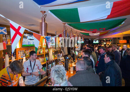 Rugby folla ventola / ventole a affollato bar occupato - il George Pub / public house. Twickenham UK; popolare sui giorni di partita. Foto Stock