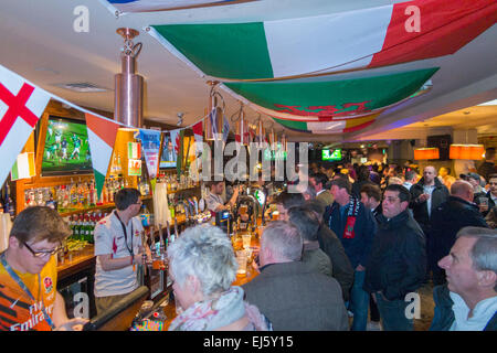 Rugby folla ventola / ventole a affollato bar occupato - il George Pub / public house. Twickenham UK; popolare sui giorni di partita. Foto Stock