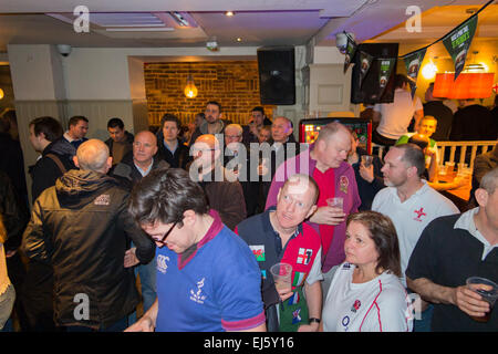 Rugby folla ventola / ventole a affollato bar occupato - il George Pub / public house. Twickenham UK; popolare sui giorni di partita. Foto Stock