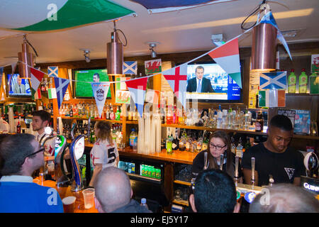 Rugby folla ventola / ventole a affollato bar occupato - il George Pub / public house. Twickenham UK; popolare sui giorni di partita. Foto Stock