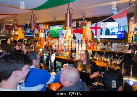 Rugby folla ventola / ventole a affollato bar occupato - il George Pub / public house. Twickenham UK; popolare sui giorni di partita. Foto Stock