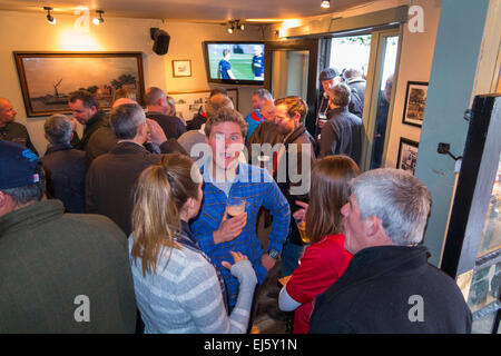 Rugby fan all'interno del White Swan Pub / in public house / taverna. Riverside, Twickenham UK; popolare con Rugby fan su match giorni Foto Stock