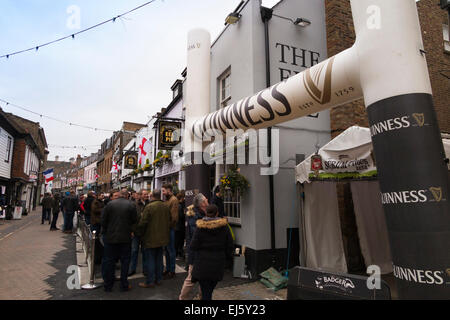 La torta di anguille pub / public house / Tavern a Twickenham, popolare con Rugby fan su i giorni delle partite. Foto Stock