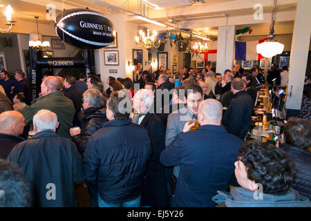 Rugby folla ventola / ventole a occupato affollato bar - l'Orso pub / public house. Twickenham UK; popolare sui giorni di partita. Foto Stock