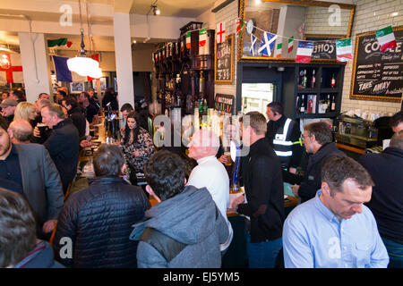 Rugby folla ventola / ventole a occupato affollato bar - l'Orso pub / public house. Twickenham UK; popolare sui giorni di partita. Foto Stock