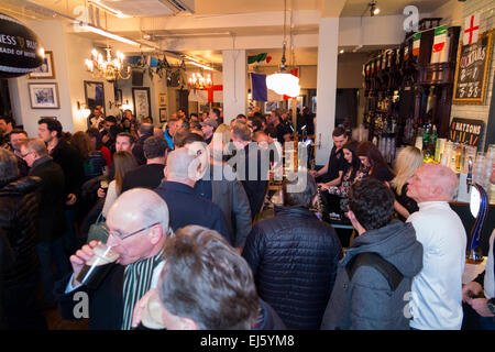 Rugby folla ventola / ventole a occupato affollato bar - l'Orso pub / public house. Twickenham UK; popolare sui giorni di partita. Foto Stock