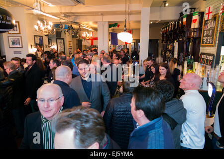 Rugby folla ventola / ventole a occupato affollato bar - l'Orso pub / public house. Twickenham UK; popolare sui giorni di partita. Foto Stock