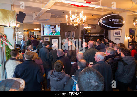 Rugby folla ventola / ventole a occupato affollato bar - l'Orso pub / public house. Twickenham UK; popolare sui giorni di partita. Foto Stock