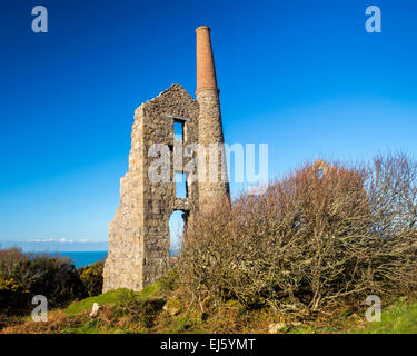 Le rovine di Carn Galver miniera sulla costa di Penwith Cornwall Inghilterra UK Europa Foto Stock
