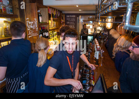 Il personale del bar & barman all'interno del principe Blucher pub / public house / taverna. Twickenham UK; popolare con Rugby fan su i giorni delle partite. Foto Stock