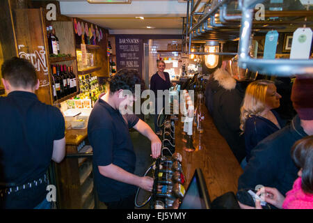 Il personale del bar & barman all'interno del principe Blucher pub / public house / taverna. Twickenham UK; popolare con Rugby fan su i giorni delle partite. Foto Stock