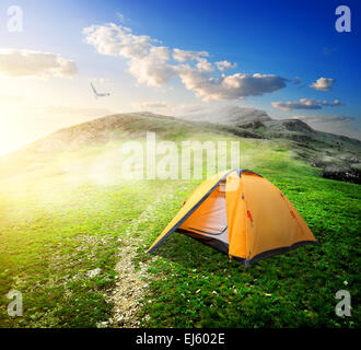 Tenda turistico nella valle di montagna in primavera Foto Stock