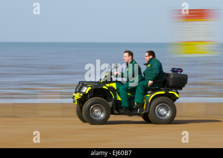 Bagnino off-Road spiaggia & percorso pattuglia veicolo di salvataggio Ainsdale, Southport, Merseyside, Regno Unito. 22 Marzo 2015. UK Weather Bright Sunny Day e High Tide come visitatori della spiaggia godere di una gamma di attività con Hazardous Area Response Teams (HART) pattugliare la linea d'acqua e guardare oltre canoisti. Foto Stock