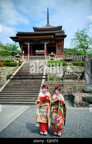 Geisha stand nel santuario a Kyoto, Giappone Foto Stock